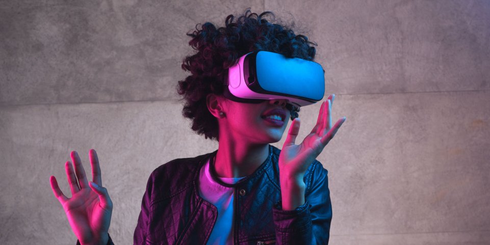 femme casque realité virtuelle 