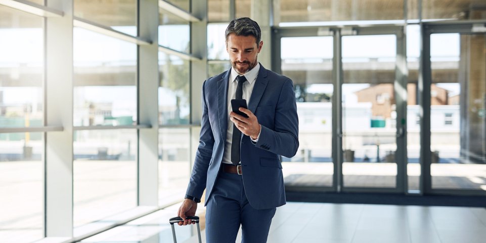 Homme en voyage professionnel