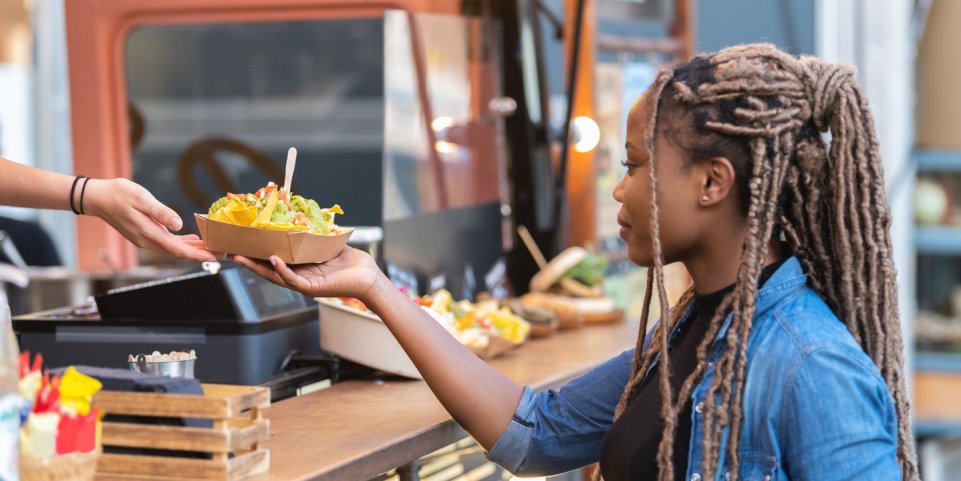 Jeune femme sur un marché de street food