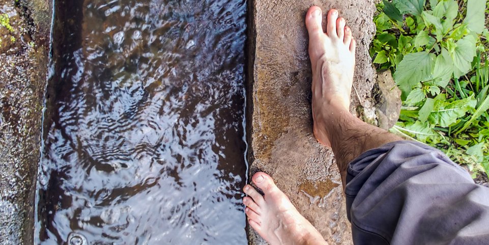 Marche pieds nus près de l'eau 