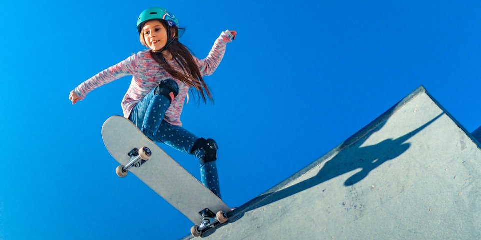 Une fille fait du Skate dans un Skatepark