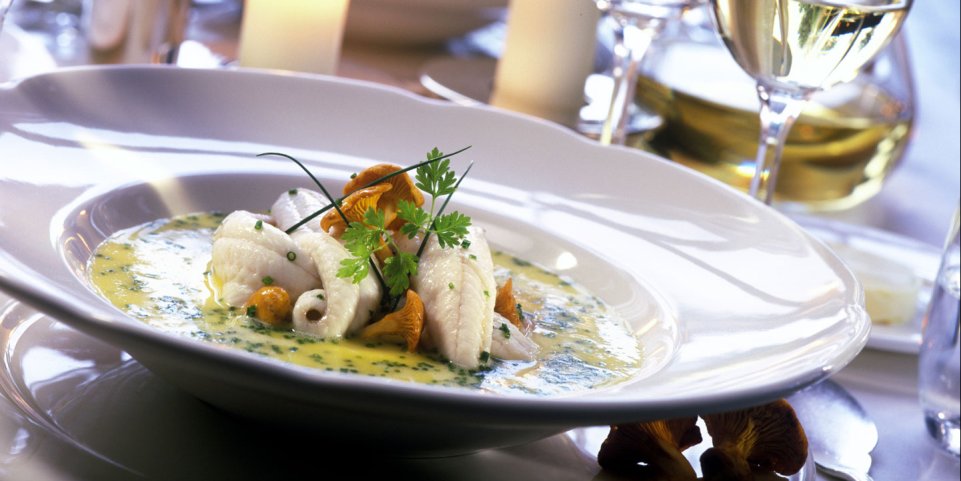 assiette poisson vin blanc