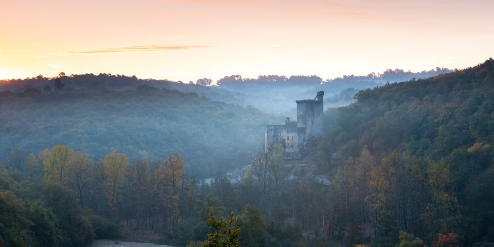Le château de Commarque au levé du soleil