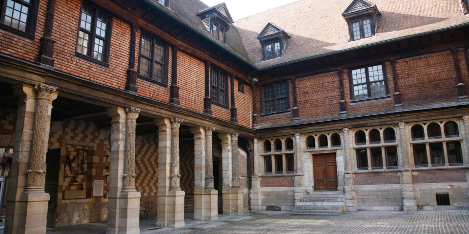 Cour du musée des Outils et de la Pensée Ouvrière de Troyes