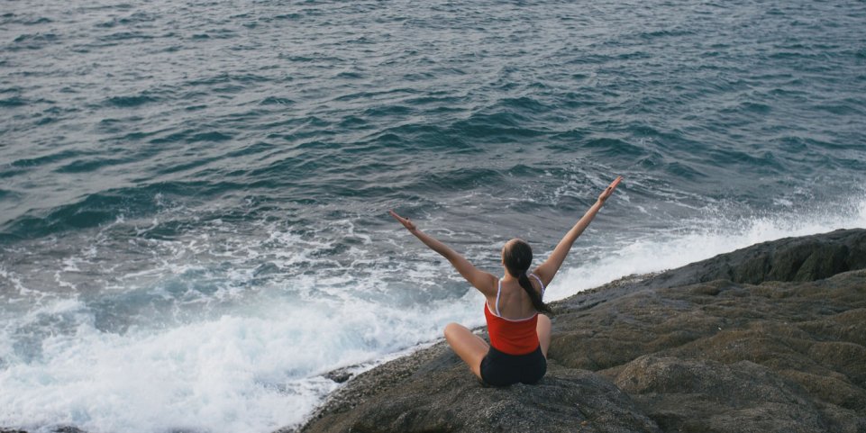 femme assise devant la mer