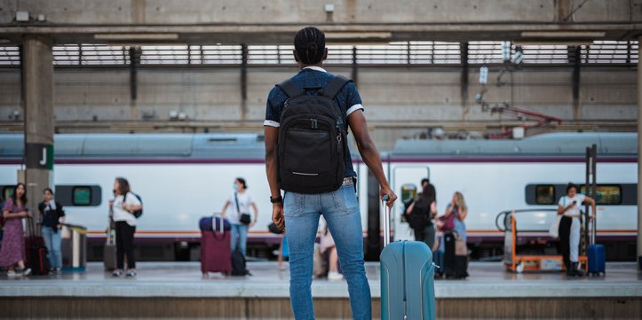 Homme avec valise dans une gare