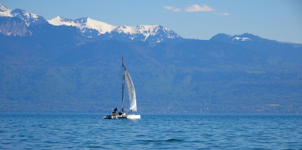 Voilier sur le Lac Léman à Evian-les-Bains