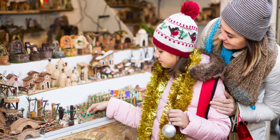 Une mère et sa fille sur un marché de Noël