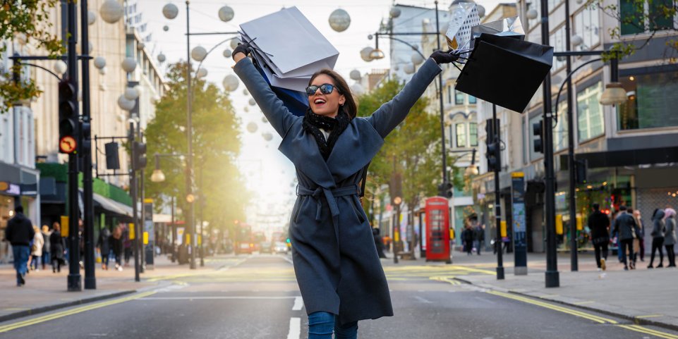 Photo d'une femme qui fait les soldes à Londres