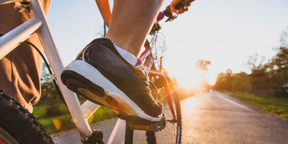 Gros plan sur la pédale d'un vélo
