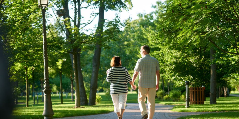 Couple qui marche dans un parc