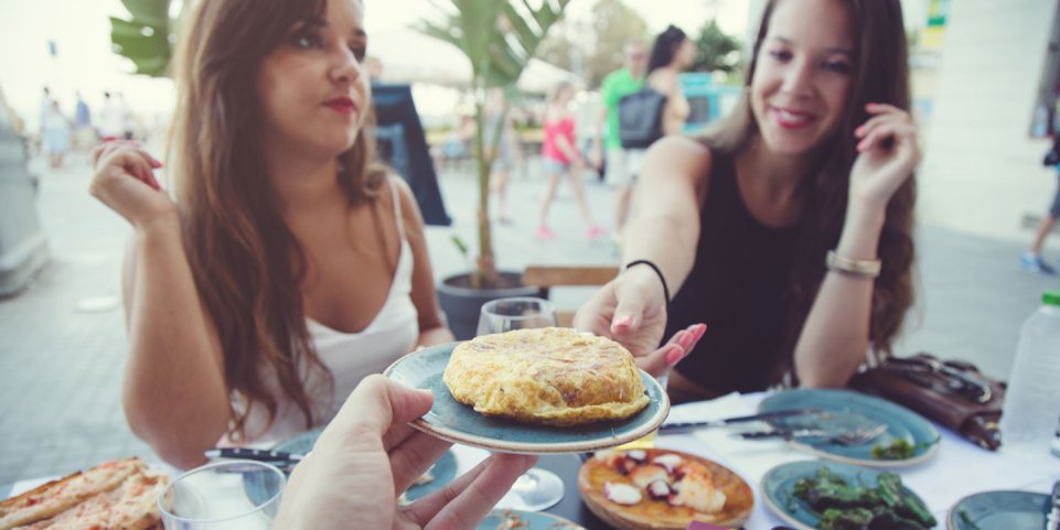 Amis qui mangent des tapas