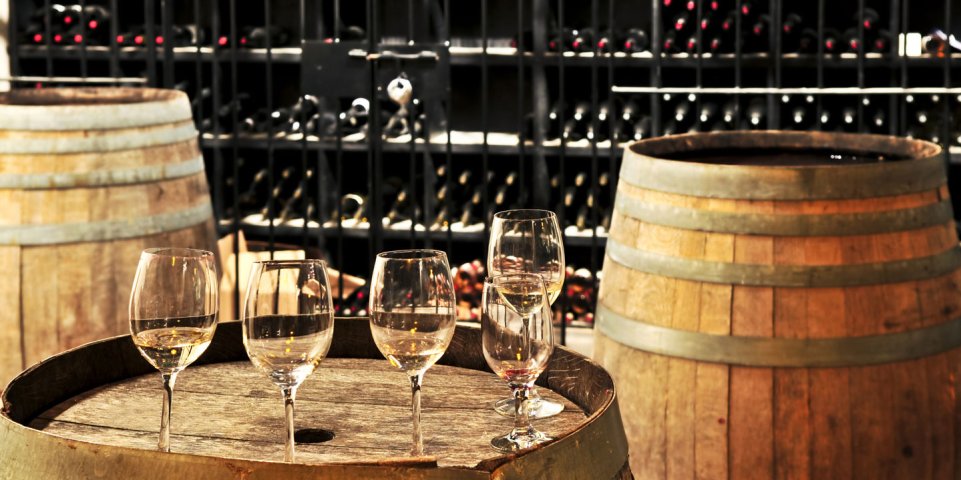 Verres à vin et barils tonneaux