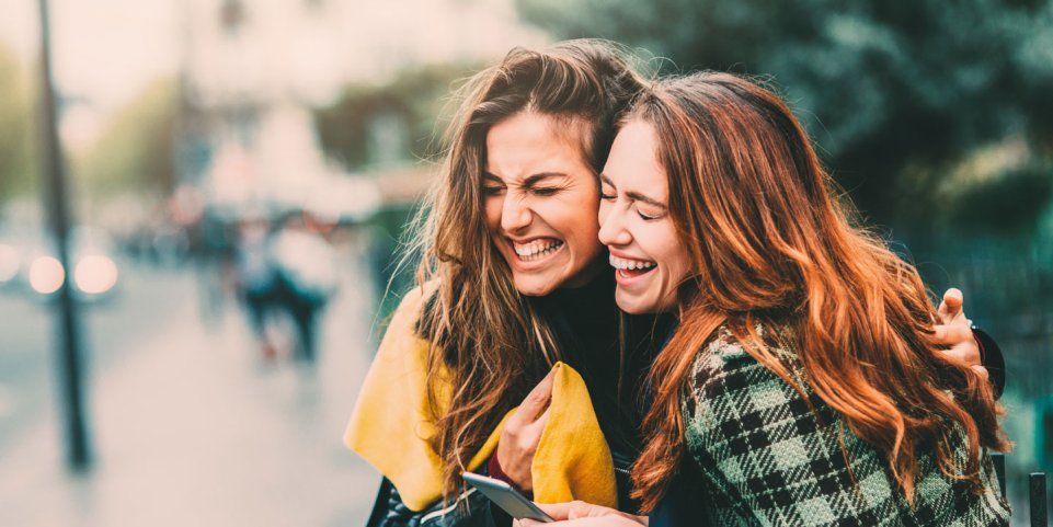 Deux amies en plein fou-rire