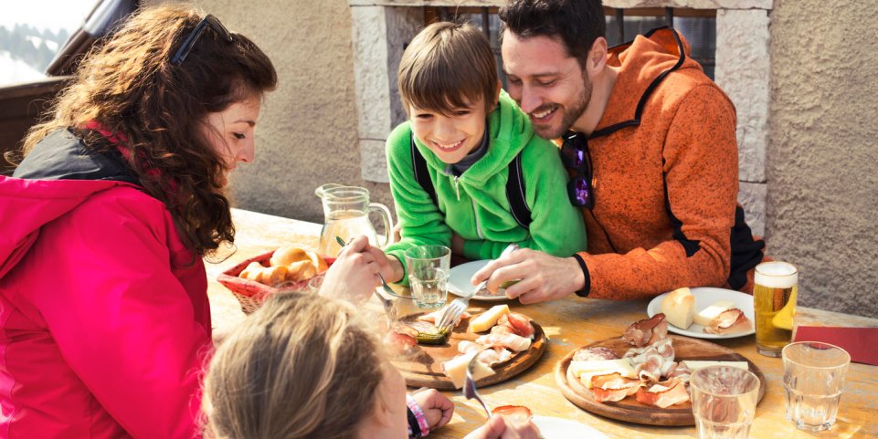 Repas en famille dans un chalet de montagne