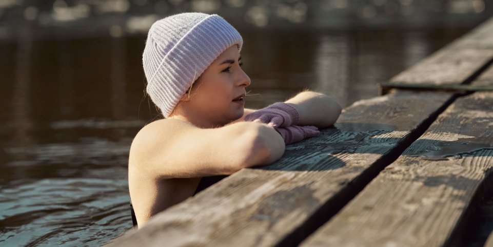 Baignade dans une rivière en hiver