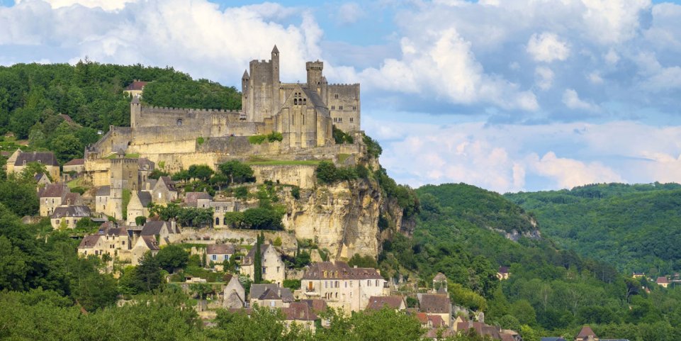 Le château de Beynac surplombe la Dordogne de 150 mètres