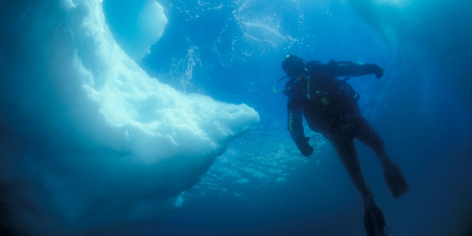 Plongeur sous la glace