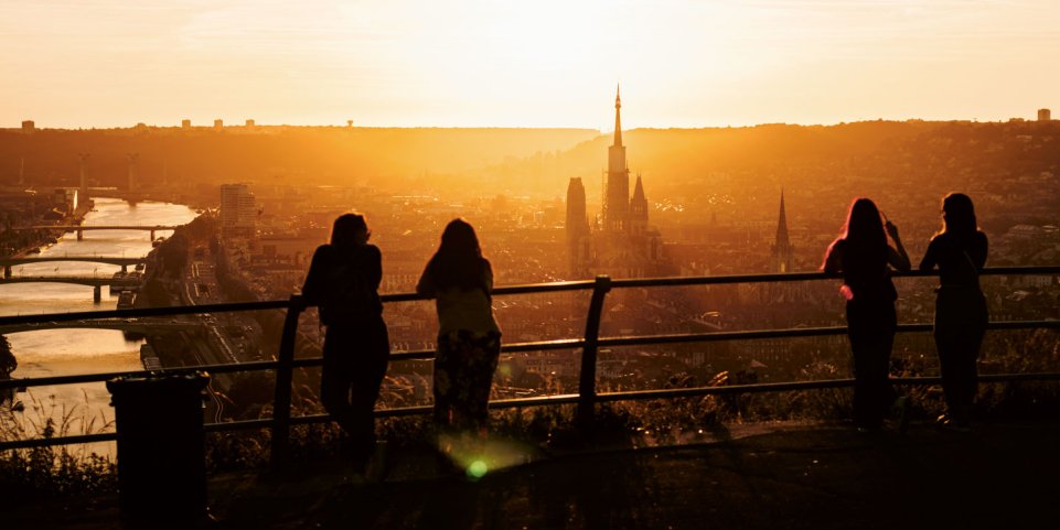 Vue sur Rouen au coucher du soleil