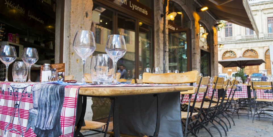 terrasse d'un bouchon lyonnais