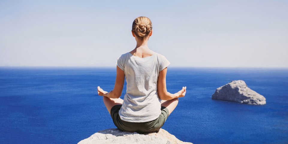 femme yoga mer voyage