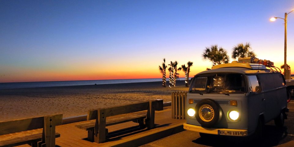 vue sur la plage avec un bus