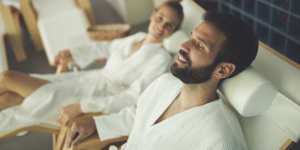 couple qui se détend en peignoire