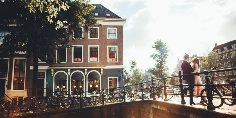 couple sur un pont à Amsterdam