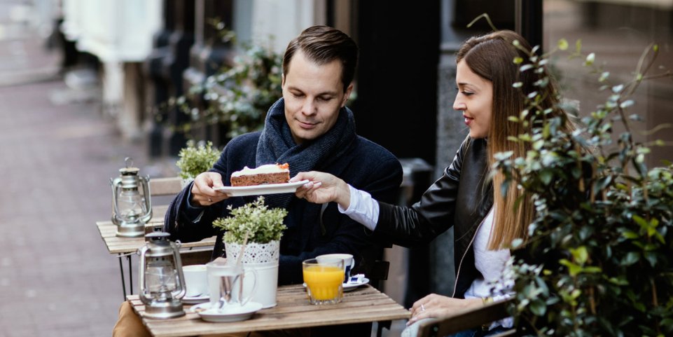 couple qui prend un goûter