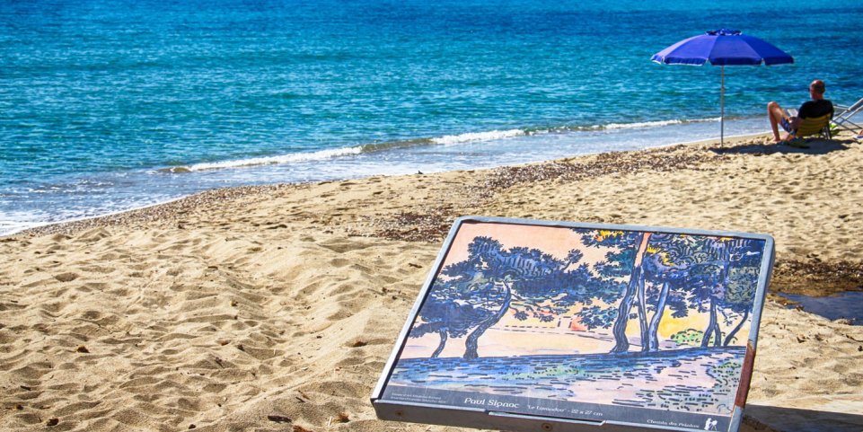 Chemin des peintres sur une plage du Lavandou