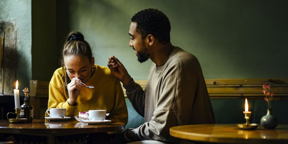 Couple dans un café