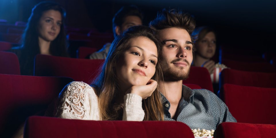 Un couple regarde un film au cinéma