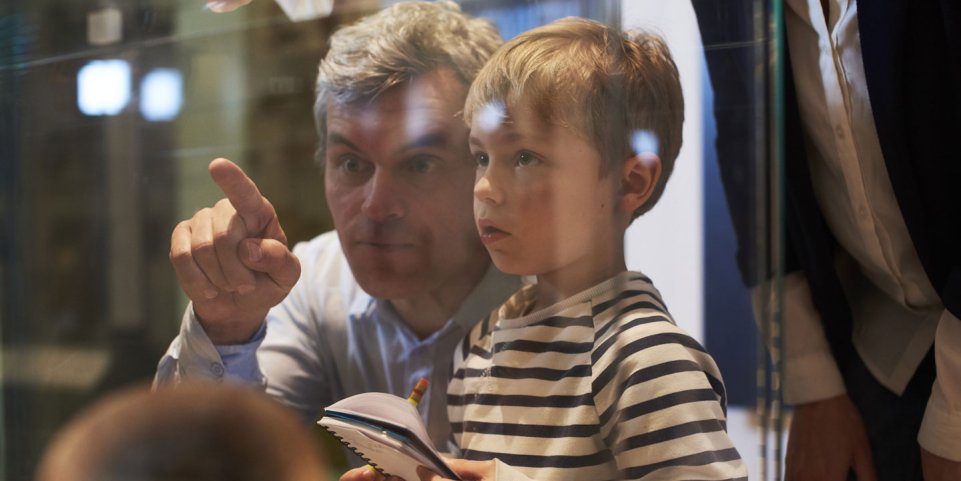 Père enfant exposition musée visite