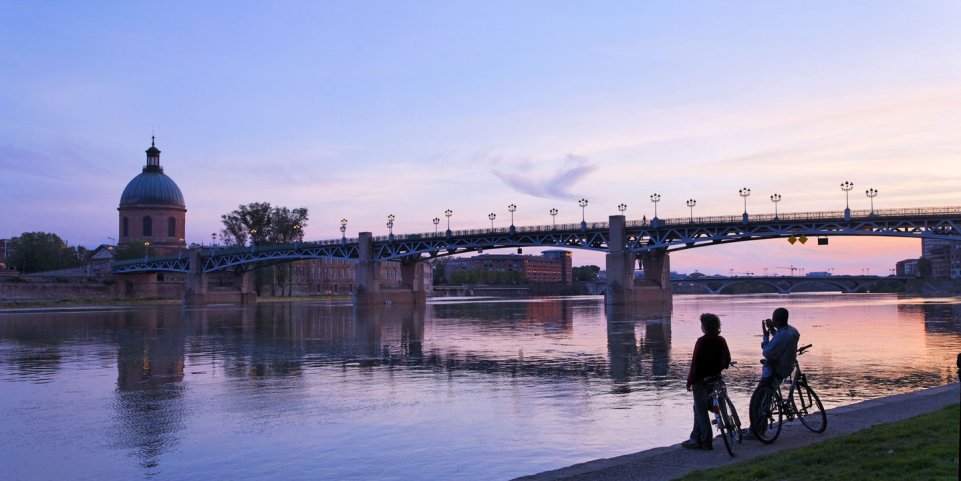 Une promenade le long de la Garonne près du pont Saint-Pierre