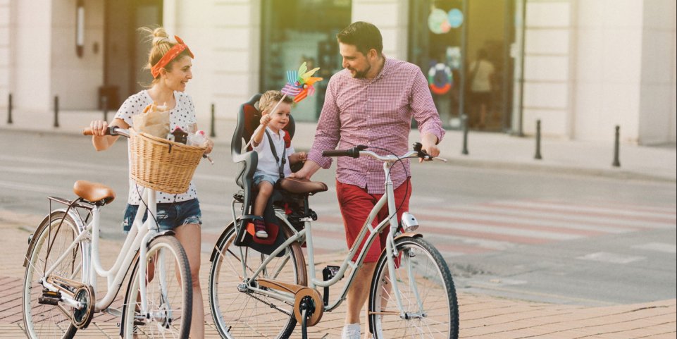 Famille à vélo en ville