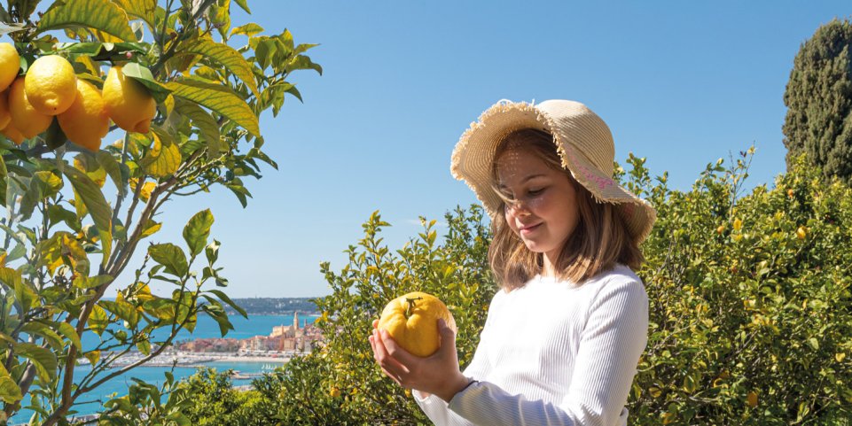 Le citron de Menton, jeune fille dans un jardin