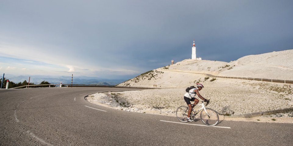 Un cycliste sur le mont Ventoux