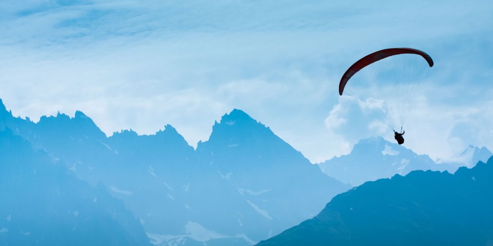 Parapente sur les sommets des alpes