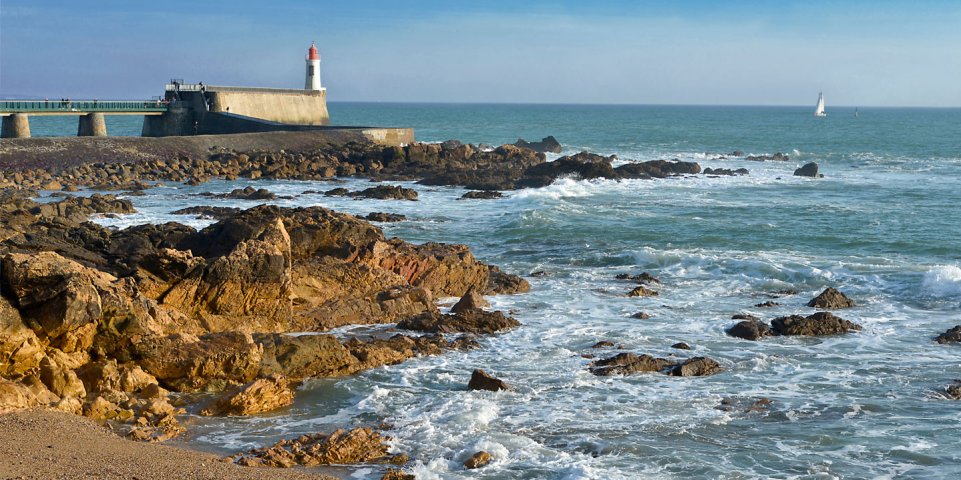 Côte rocheuse et phare aux Sables d'Olonne, Vendée