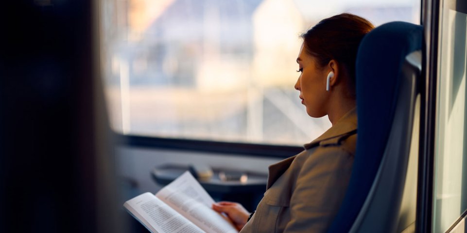 Voyageuse lisant à bord du train