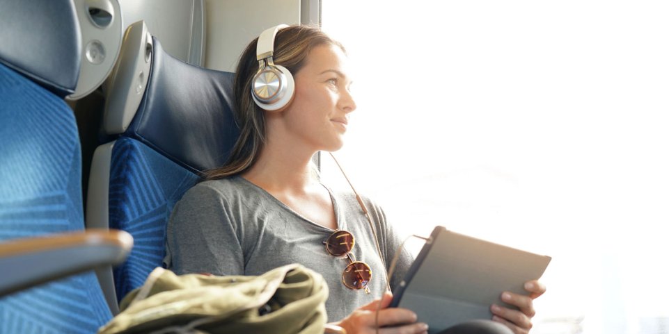 Jeune femme dans le train