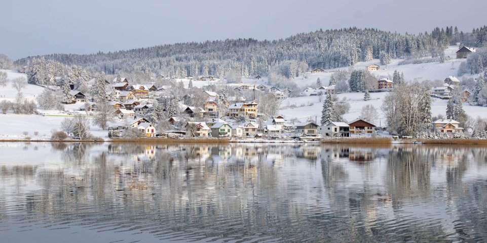Lac dans les Montagnes du Jura - Comme au Canada