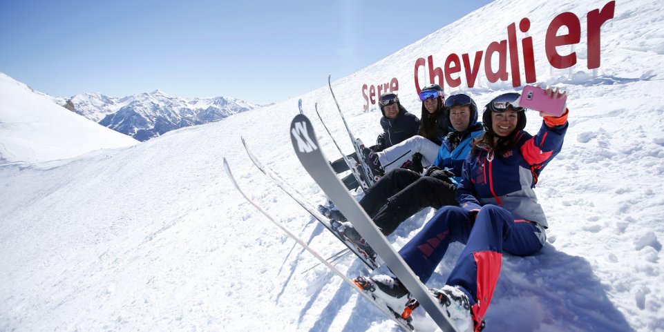 Serre-Chevalier en toute lettre sur la piste de ski