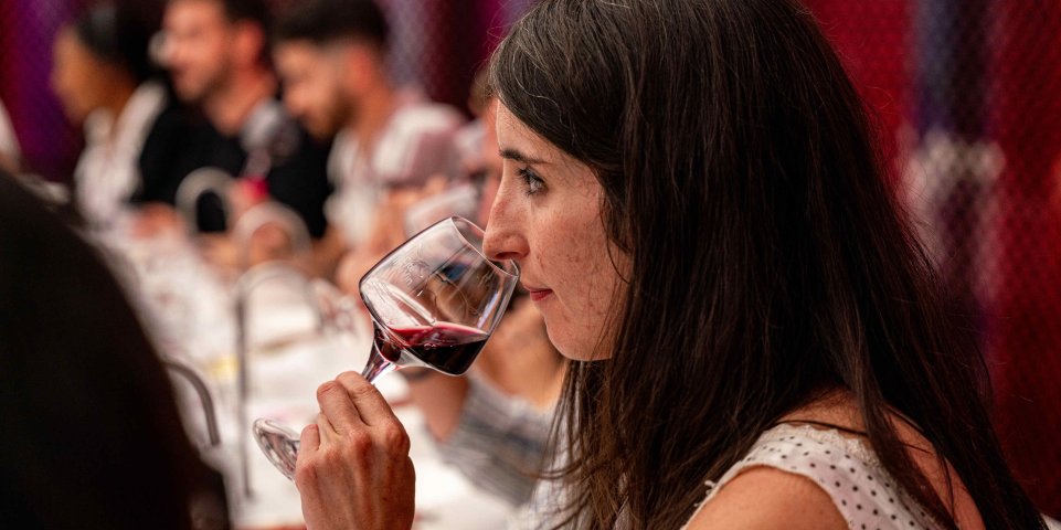 Dégustation de vin à la cité du vin de Bordeaux