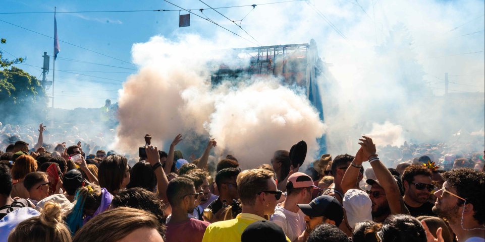 Des personnes s'amusent dans la Street Parade de Zurich