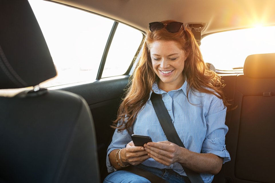 Femme à bord d'un taxi