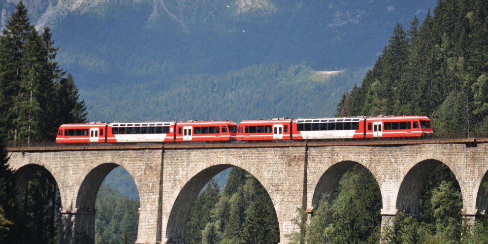 Train Mont-Blanc Express sur un pont