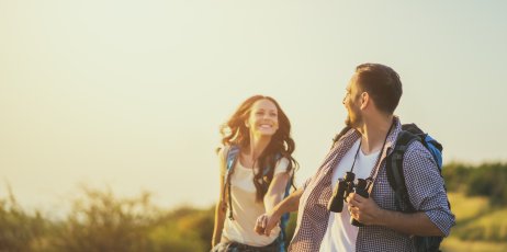 Un couple en randonnée