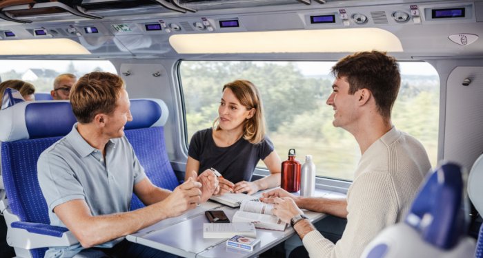 3 personnes à bord d'un TGV Lyria
