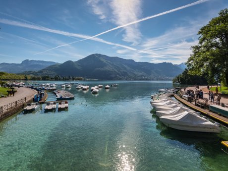 Pédalos et bateaux sur le lac d'Annecy